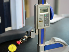 Manual height gauge