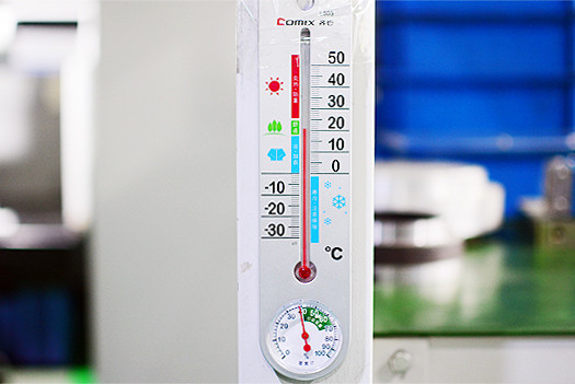 検査室の温度は、恒温18~22度にコントロールされています。