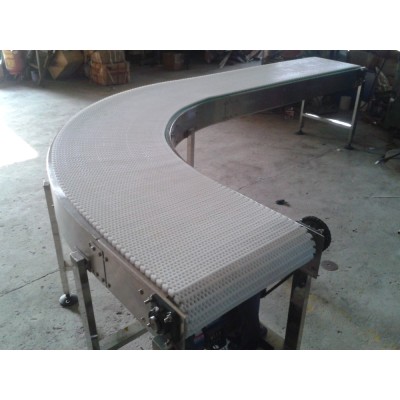 Curve conveyor system with modular belt for packing machine