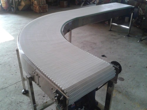 Curve conveyor system with modular belt for packing machine