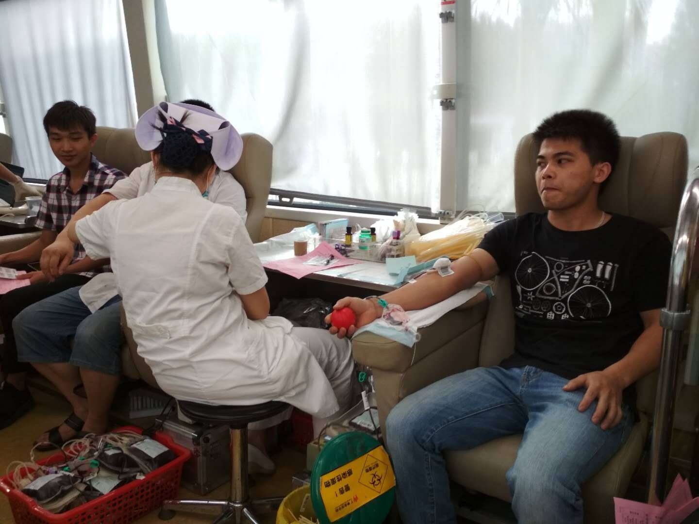شارك قوانغتشو هونغيانغ أتمتة المعدات المحدودة الموظفين بنشاط في أنشطة التبرع بالدم