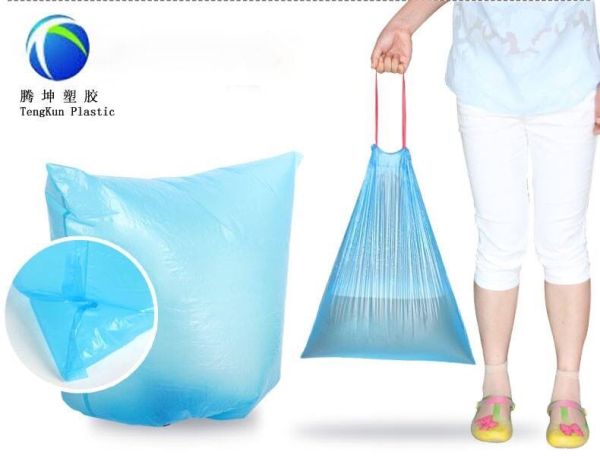 Plastikwegwerfkordelzug-Abfalltaschen in der Rolle