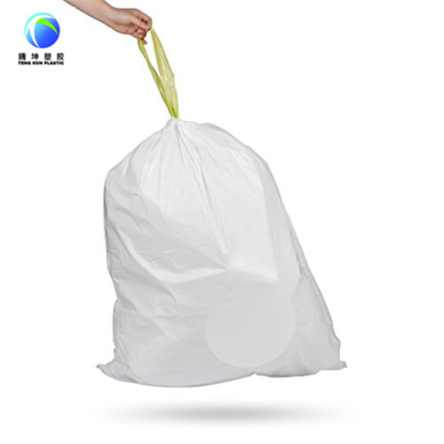 Plastikwegwerfkordelzug-Abfalltaschen in der Rolle