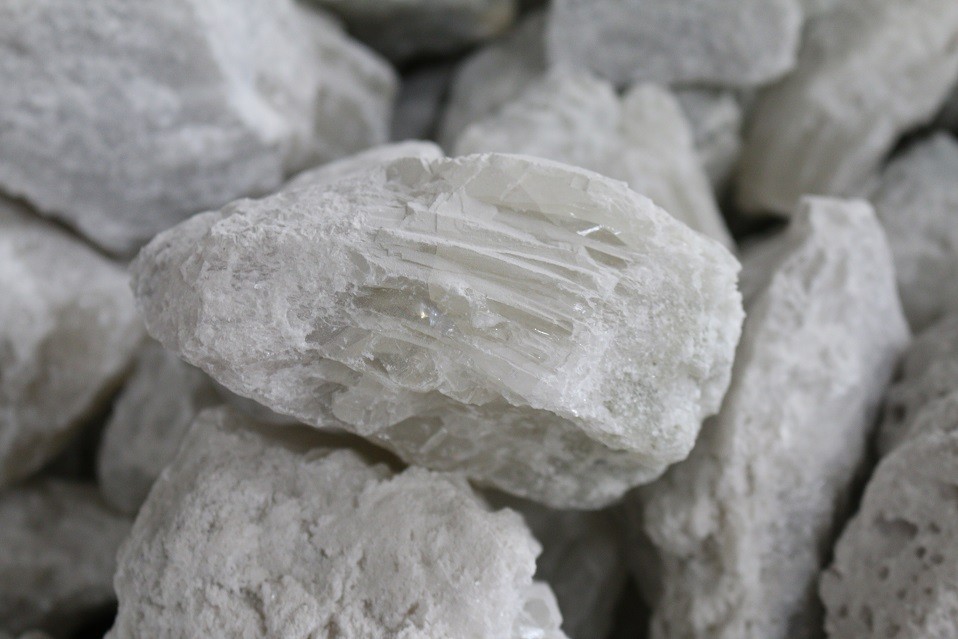 YUTONG REF large crystal fused magnesia 97% MgO first-grade caustic calcined magnesia