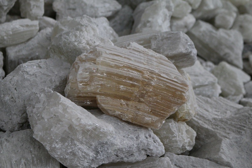 YUTONG REF large crystal fused magnesia 97% MgO first-grade caustic calcined magnesia