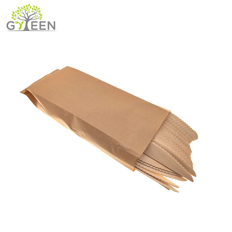 cubiertos de madera en bolsa de papel