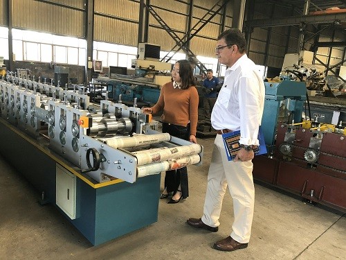 Visita del cliente de Chile para la máquina formadora de rollos corrugados el 30 de marzo