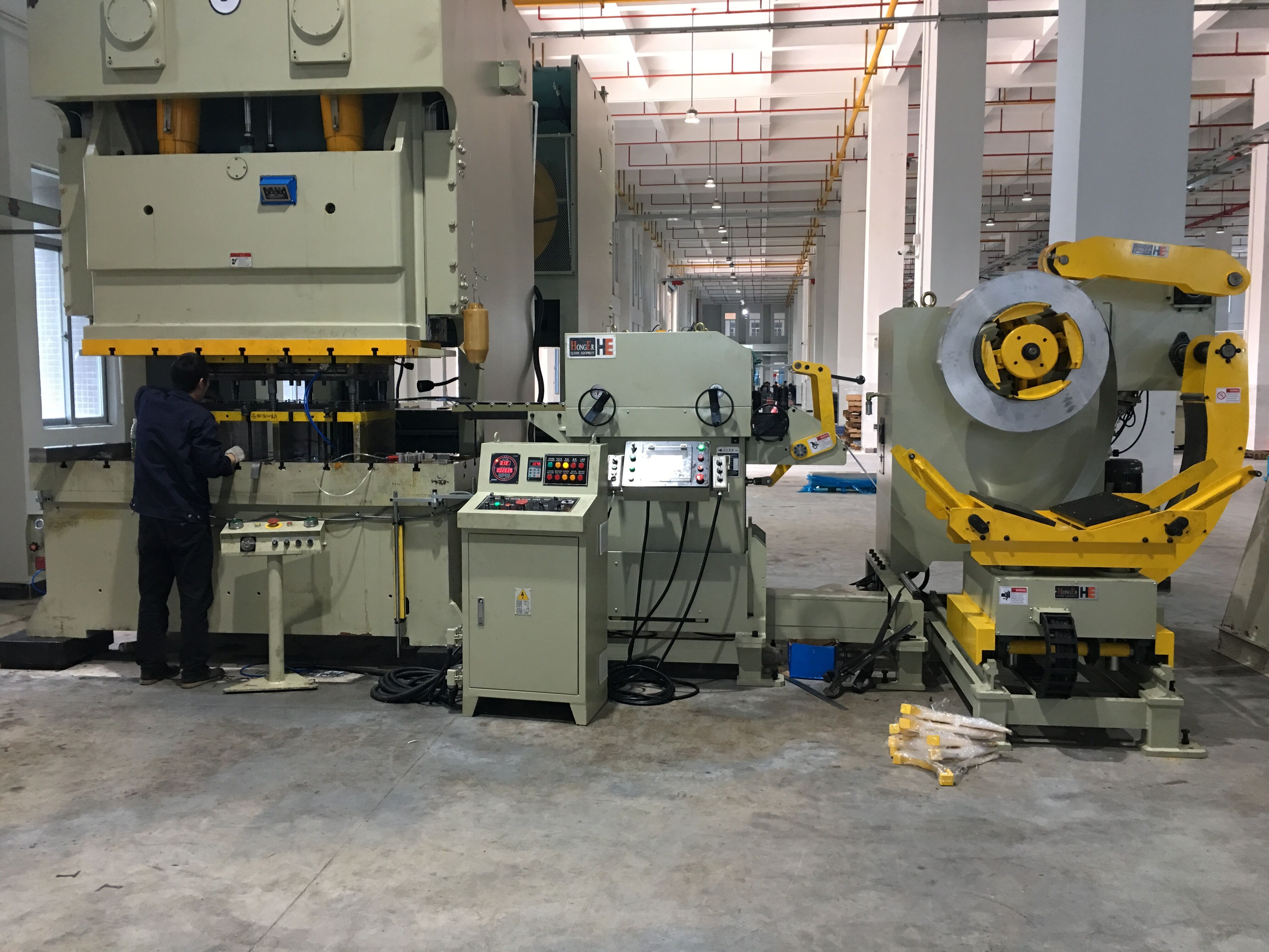 HongEr Machine Decoiler Straightener Feeder 3 in 1 Machine GLK5-H working with High Tensile Metal Materials for Brake Pads Manufacturing