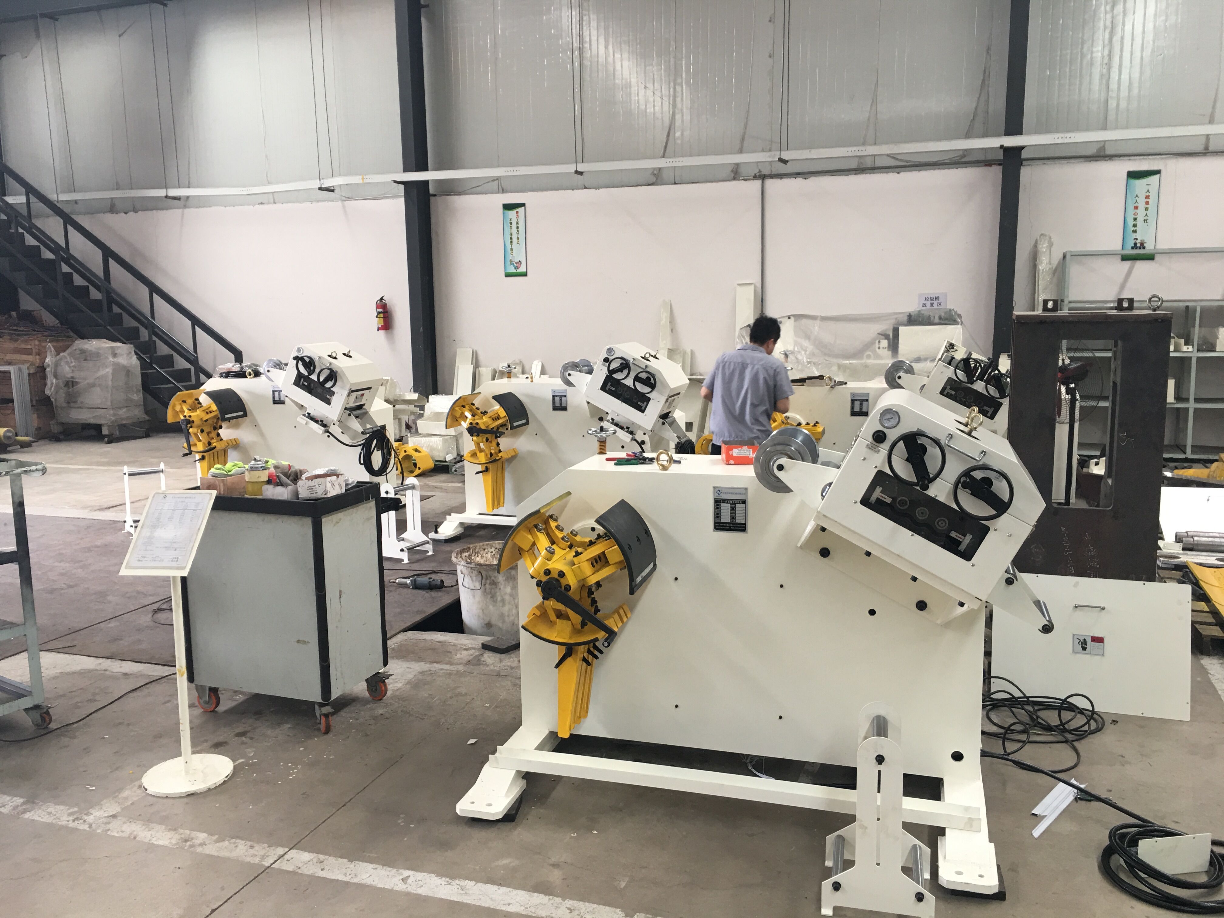 Metal strip / sheet straightener with decoiler / uncoiler