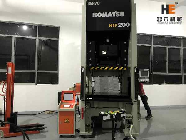 RNC-200 Automatic Coil Feeder Compact Komatsu Servo Press Machine In Press Room For Metal Stamping
