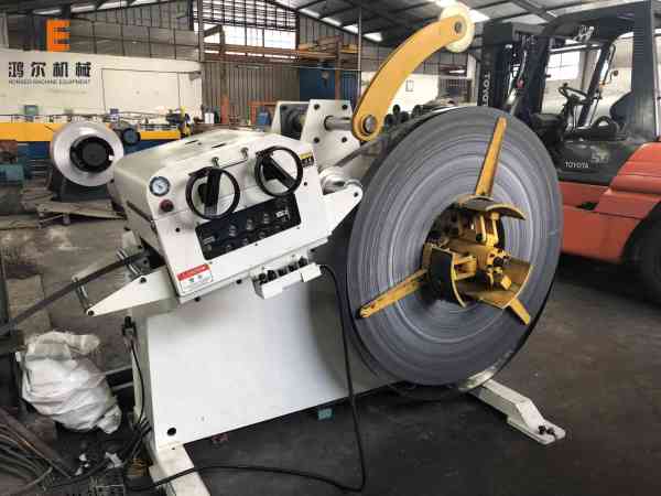 GL Decoiler Straightener Machine Compact Servo Feeder With Press For Hole Punching Before Forming