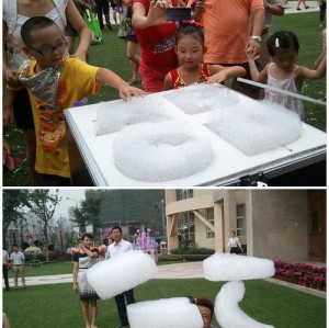 Entertainment Flying Helium Foam Clouds Making Machine for Wedding Party