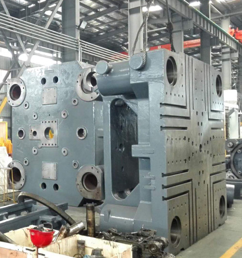 Automatic plastic injection molding machine for plastic products