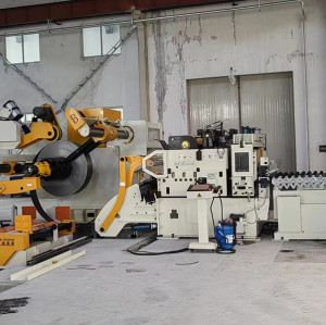 Uncoiling and leveling feeder special for high-strength plate