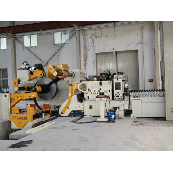 Uncoiling and leveling feeder special for high-strength plate