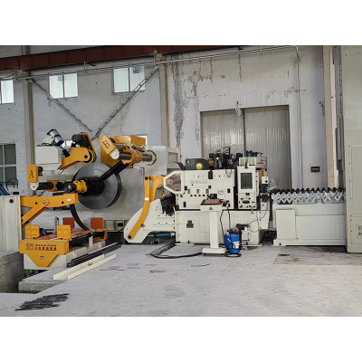 Uncoiling and leveling feeder special for high-strength plate