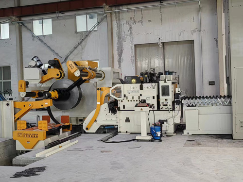 Uncoiling and leveling feeder special for high-strength plate