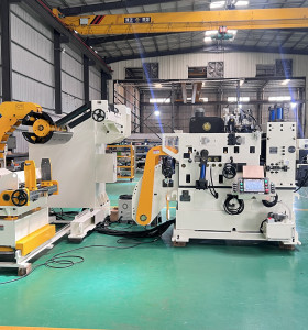 Uncoiling and leveling feeder special for high-strength plate