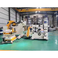 Uncoiling and leveling feeder special for high-strength plate