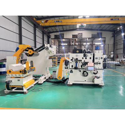 Uncoiling and leveling feeder special for high-strength plate