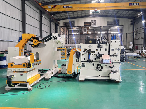 Uncoiling and leveling feeder special for high-strength plate