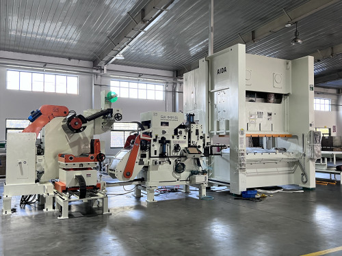Uncoiling and leveling feeder special for high-strength plate
