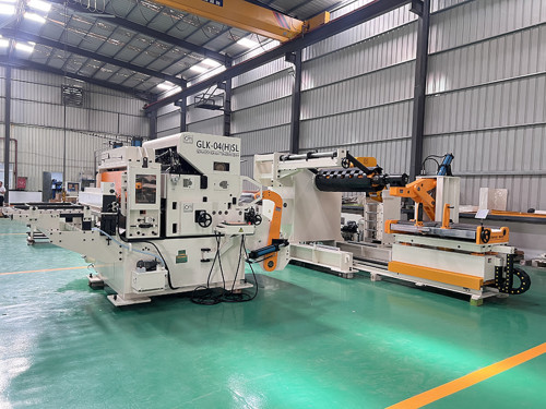 Uncoiling and leveling feeder special for high-strength plate