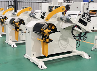 Uncoiler and straightener two in one