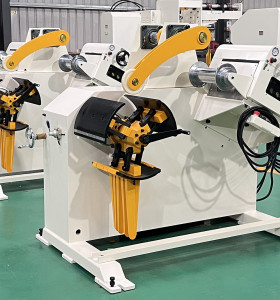 Uncoiler and straightener two in one