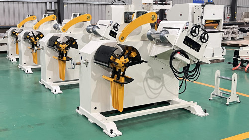 Uncoiler and straightener two in one