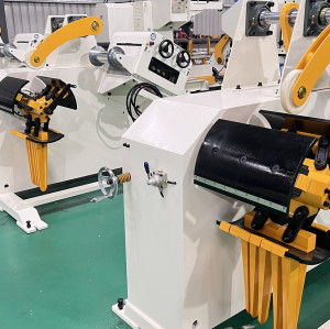 Uncoiler and straightener two in one