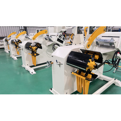 Uncoiler and straightener two in one