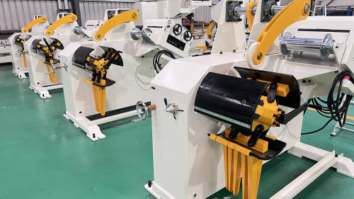 Uncoiler and straightener two in one