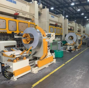 Three in one unwinding and straightening machine offset feeder