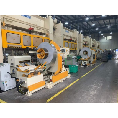 Three in one unwinding and straightening machine offset feeder