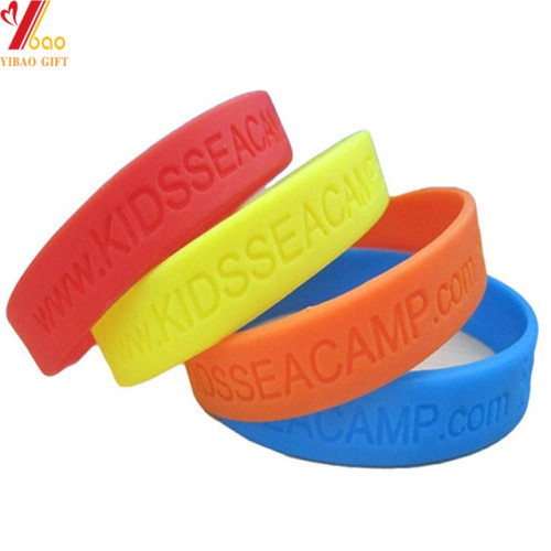 Personalizado logotipo Debossed deportes silicona pulsera para regalo de promoción