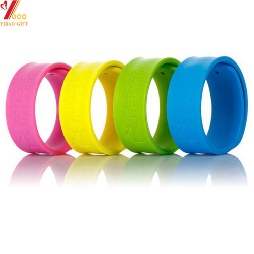 Bracelet fait sur commande de silicone de sports de logo de logo pour le cadeau de promotion