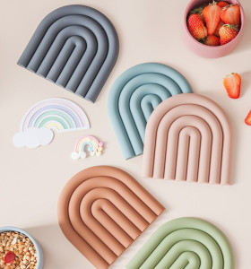 15 * 15cm Rainbow Shape Silicone Cup Coaster High Temperature Resistant Silicone Mat for Dining Table Home Casserole Pot Mat
