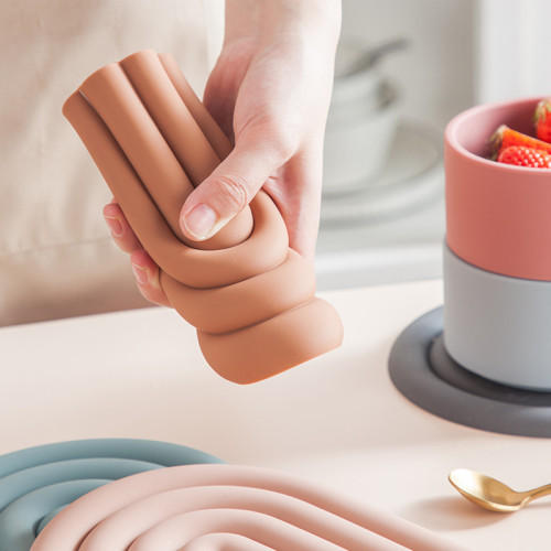 15 * 15cm Rainbow Shape Silicone Cup Coaster High Temperature Resistant Silicone Mat for Dining Table Home Casserole Pot Mat