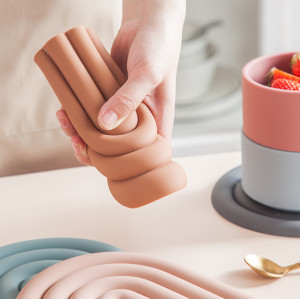 15 * 15cm Rainbow Shape Silicone Cup Coaster High Temperature Resistant Silicone Mat for Dining Table Home Casserole Pot Mat