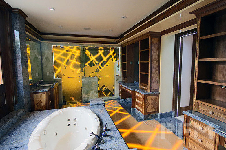 Beverly Hills villa bathroom decoration design