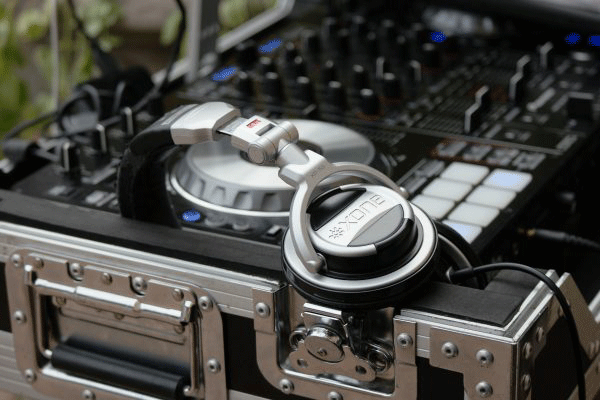 Wie wählt man einen Kopfhörer für einen DJ?
