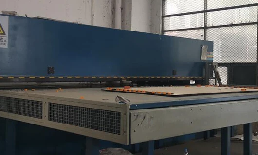 Die-cut the PP honeycomb panel