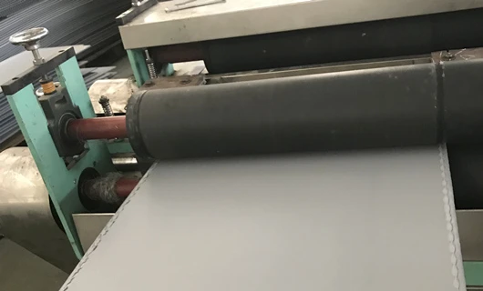 Sealing edges for pallet sleeves