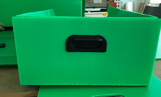 Plastic box with handle