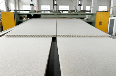 Fabric laminated PP honeycomb board