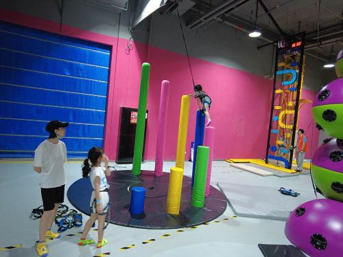 Face-off Climbing Wall - Indoor Adventure Attraction