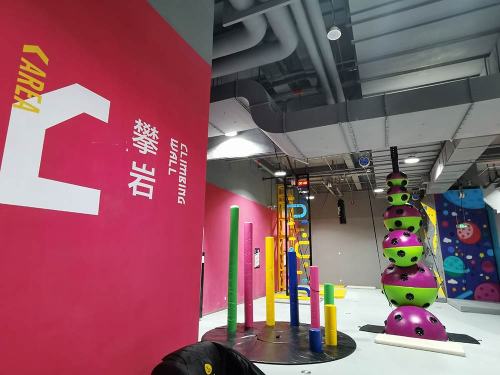 Face-off Climbing Wall - Indoor Adventure Attraction