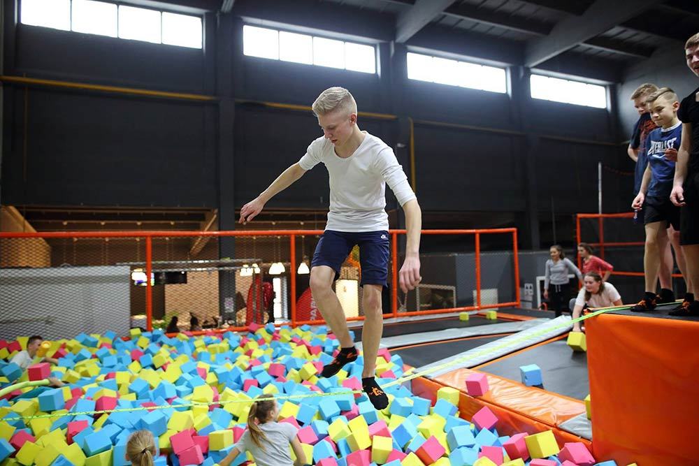 Trampoline Park Slackline (1)