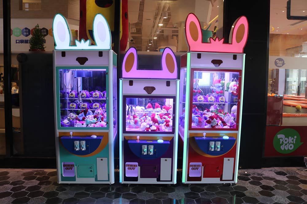 Trampoline Park Doll Claw Machine